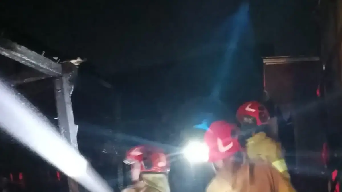 Pemadam kebakaran Bojonegoro menyusuri lokasi, memastikan api telah mati. (ISTIMEWA) 