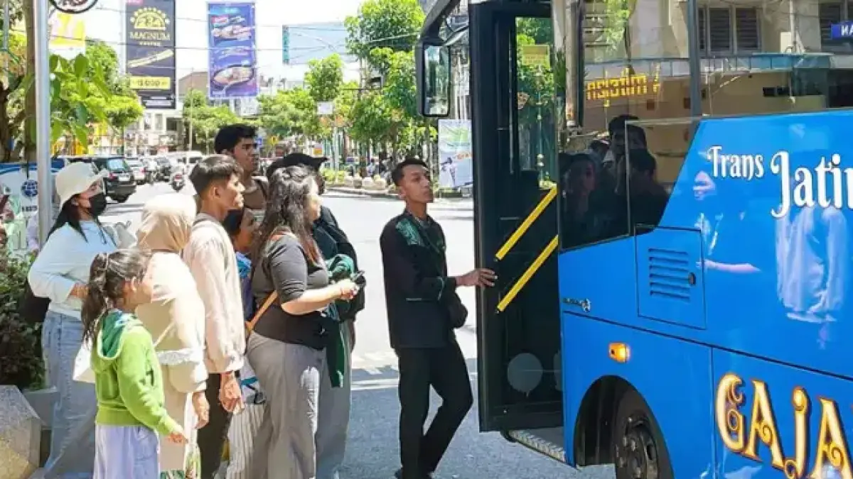 ANIMO TINGGI: Sejumlah warga harus mengantre untuk naik Bus Trans Jatim di halte Kajoetangan, kemarin (23/3).