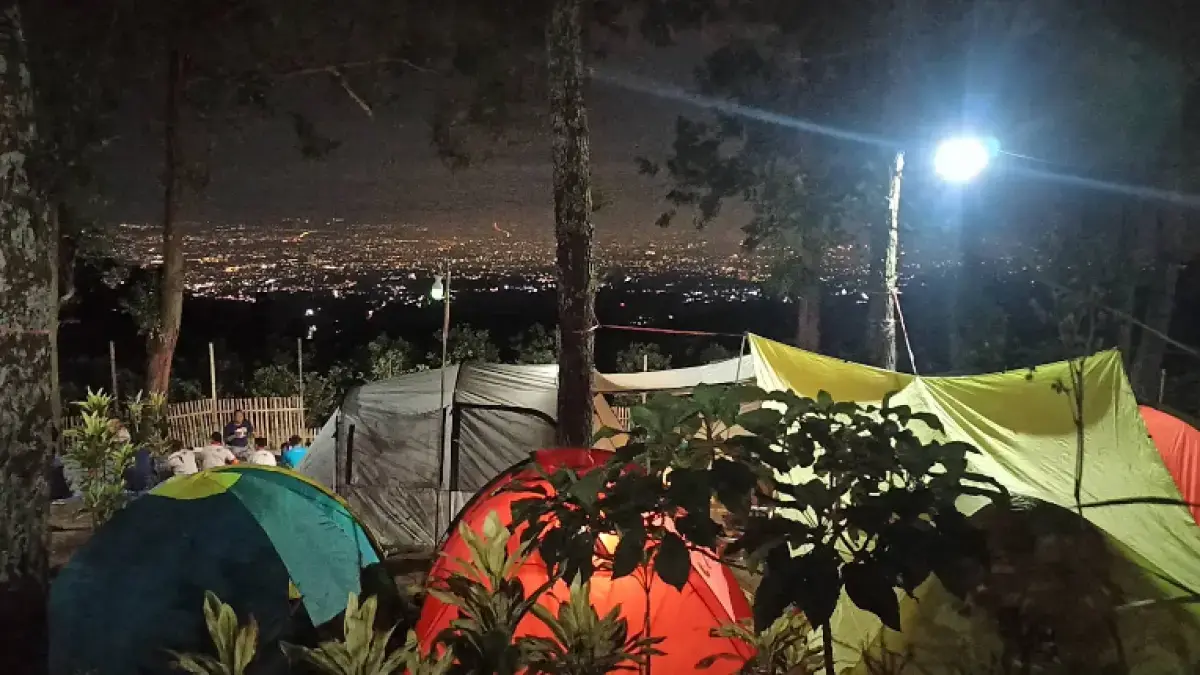 Berkemah sambil menikmati city light Malang. (alvdsave 19 / Google Maps)