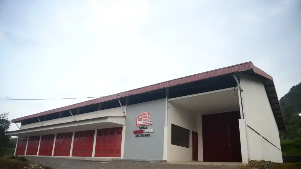 SEPI: Bangunan KDMP Jenggawah berdiri di pinggir bukit dan jauh dari pemukiman warga. (JUMAI/RADAR JEMBER)