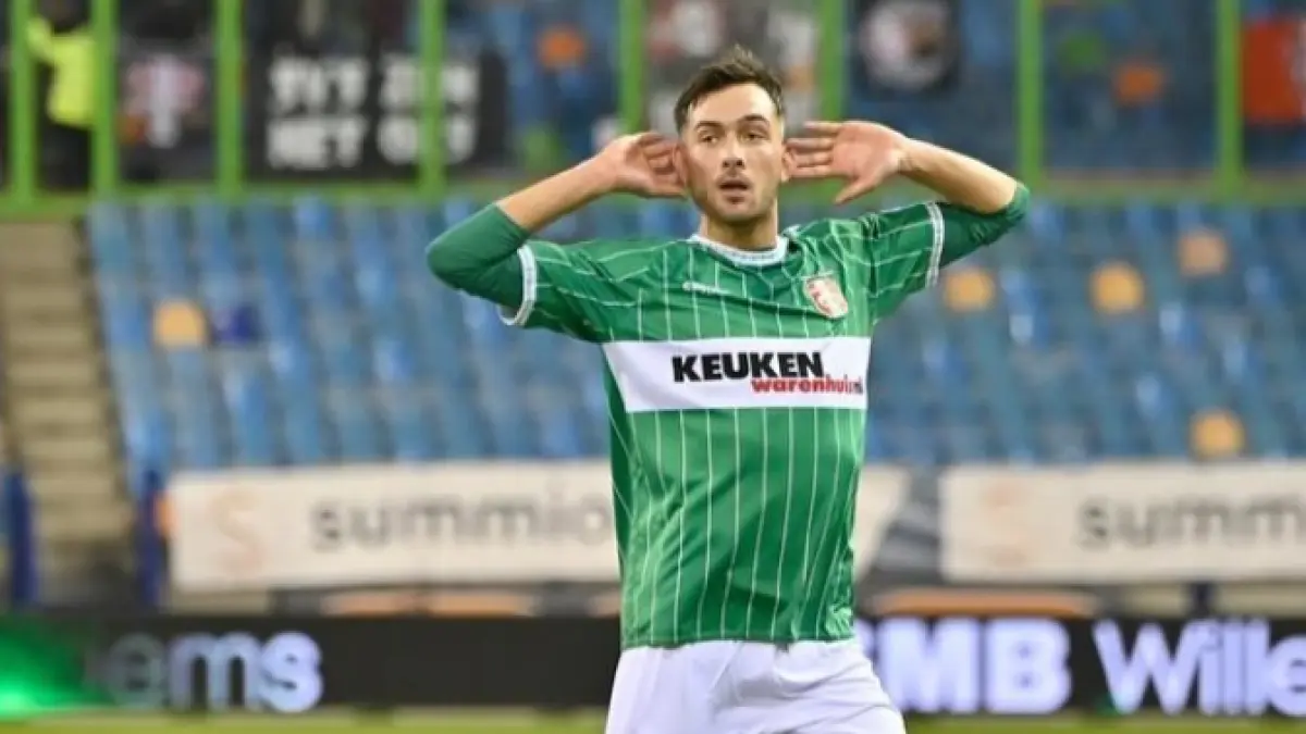 Dean Zandbergen melakukan selebrasi usai mencetak gol di Eredivisie.