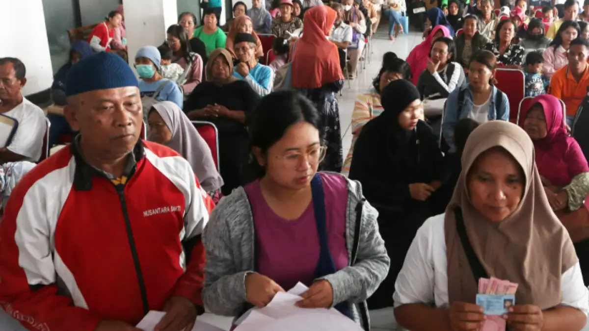 Warga antre mengambil bantuan