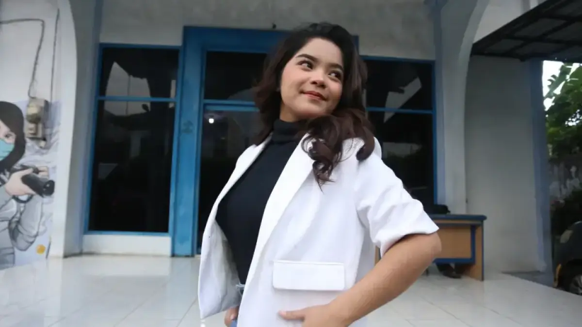 Kisah Vizza, Kontestan Top 9 KDI 2025 asal Jember yang menghidupkan musik lama. (YULIO FA/RADAR JEMBER)