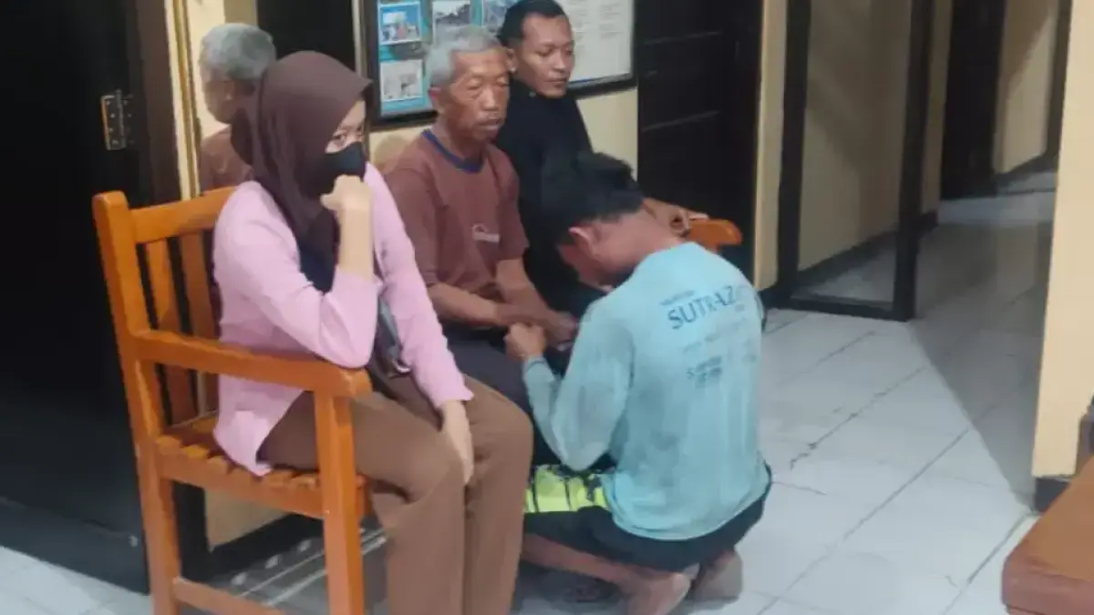 NF, 25, seorang pria muda asal Kecamatan Jenar, Kabupaten Sragen meminta maaf ke petani karena mencuri hasil jagungnya. (Foto : Ahmad Khairudin/Radar Solo)