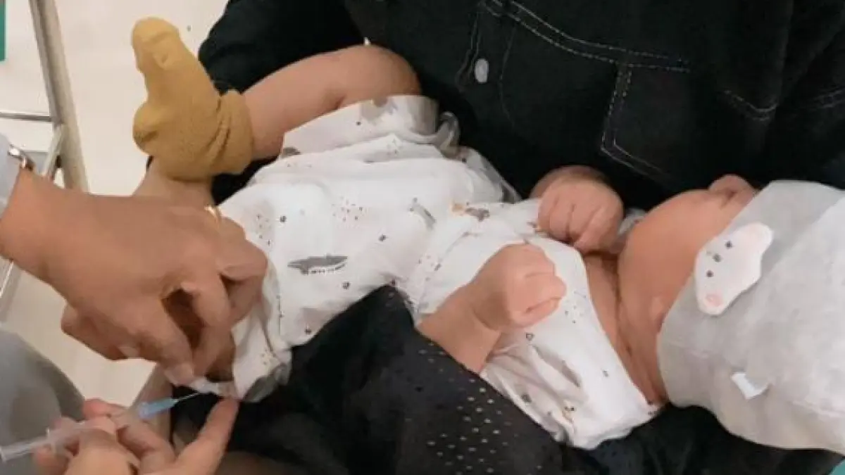 SAYANG ANAK: Petugas memberikan suntikan imunisasi kepada bayi di salah satu fasilitas layanan kesehatan di Kota Blitar, Jumat (14/11/2025).