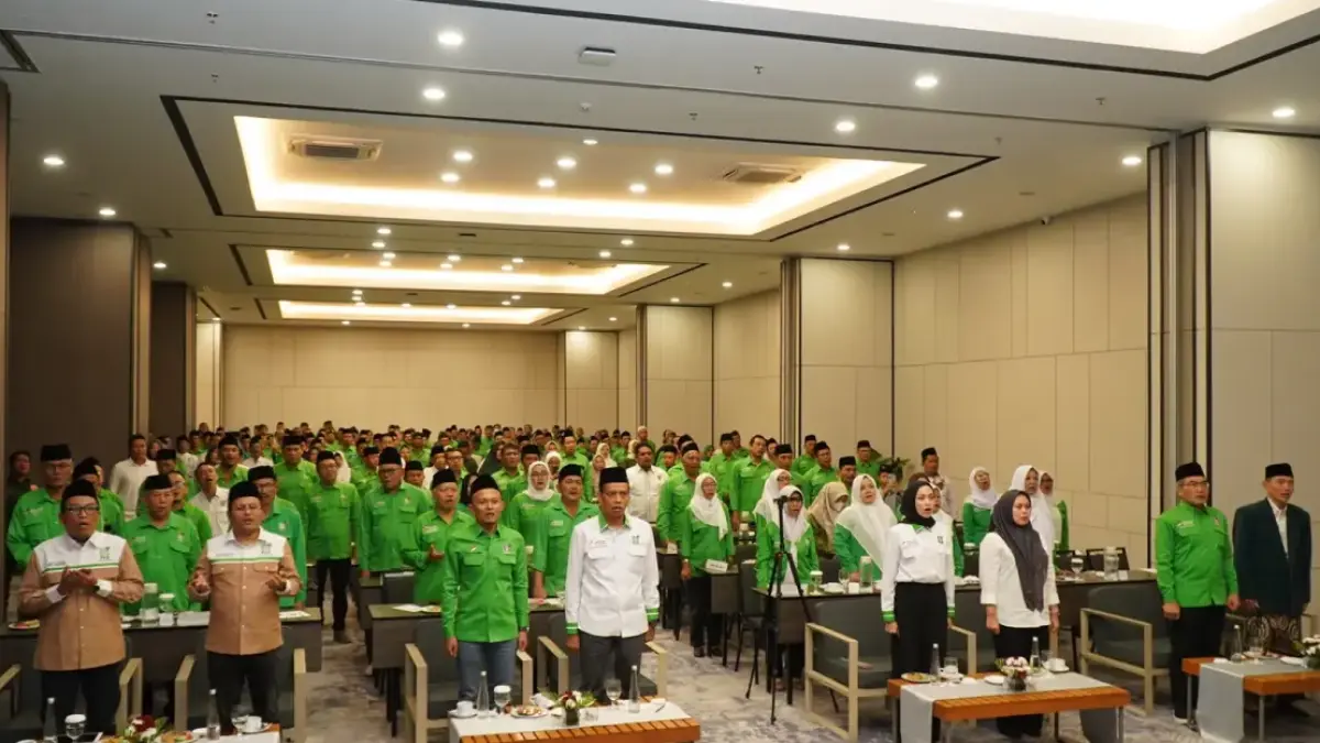 KONSOLIDASI: Ketua DPW PKB DIJ Umaruddin Masdar (empat dari kiri) bersama pengurus partai, anggota dewan, dan bacaleg PKB se-DIJ saat Kick Off dan Awarding Kaderisasi PKB DIJ 2026. (Kusno S Utomo/Radar Jogja)