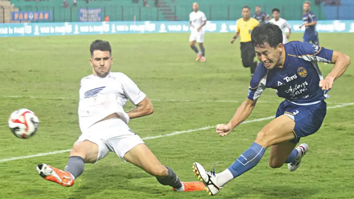 KETAT: Pemain PSIM Jogja Yusaku Yamadera (kanan) berebut bola dengan pemain PSM Makassar, di SSA Bantul, Jumat (10/4/2026). (Guntur Aga Tirtana/Radar Jogja)