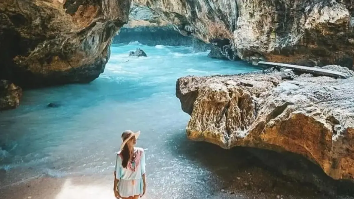 Disebut juga dengan Blue Point, Pantai Suluban tersembunyi di balik tebing-tebing megah Uluwatu, Bali.