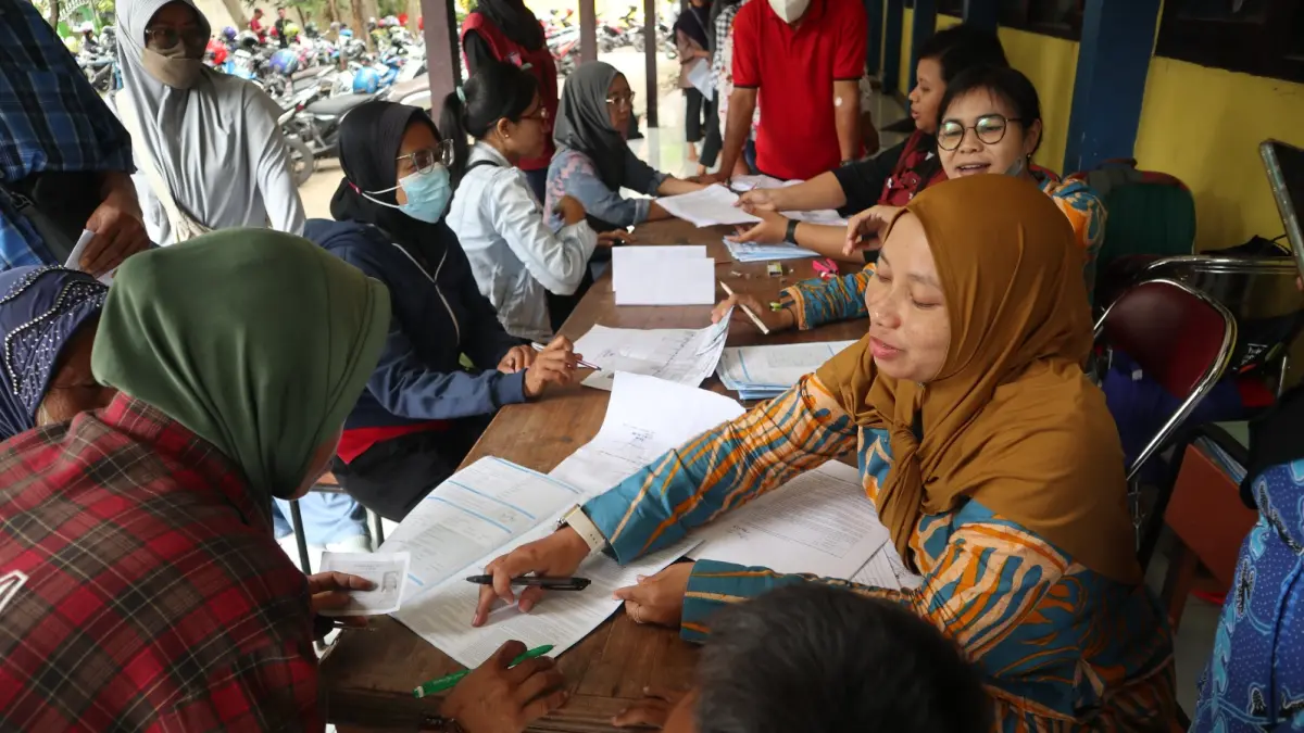 Ilustrasi pekerja sosial saat mendampingi pendataan bansos di Kota Kediri