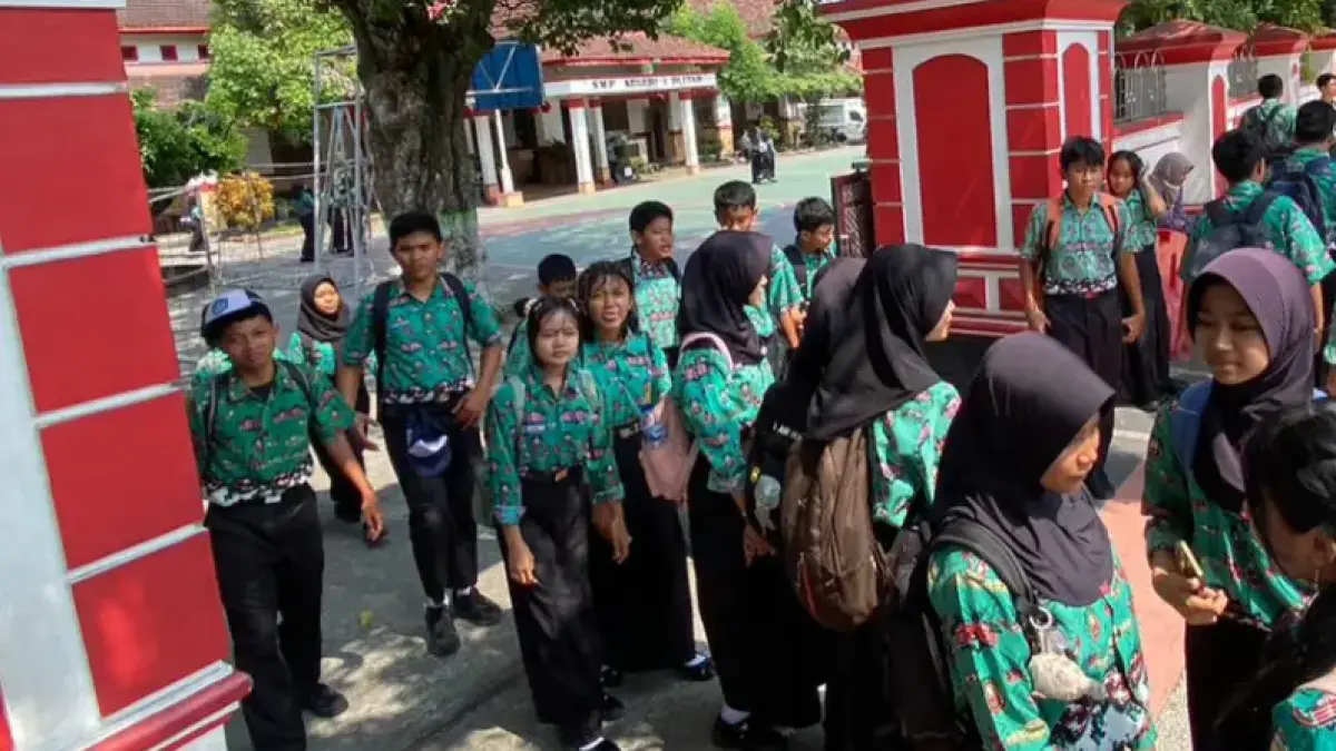 MOCH. LUKI AZHARI/RADAR BLITAR
PULANG SEKOLAH: Siswa SMPN 1 Blitar keluar gerbang sekolah saat jam pulang. 