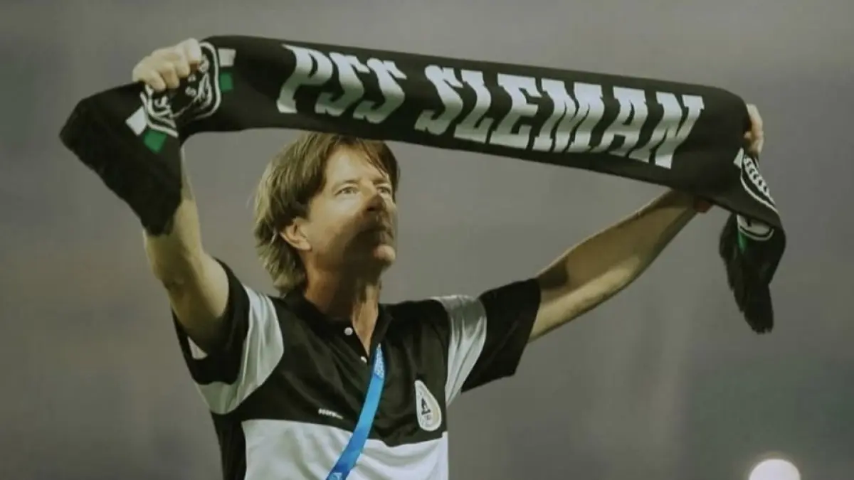 Pelatih PSS Pieter Huistra.