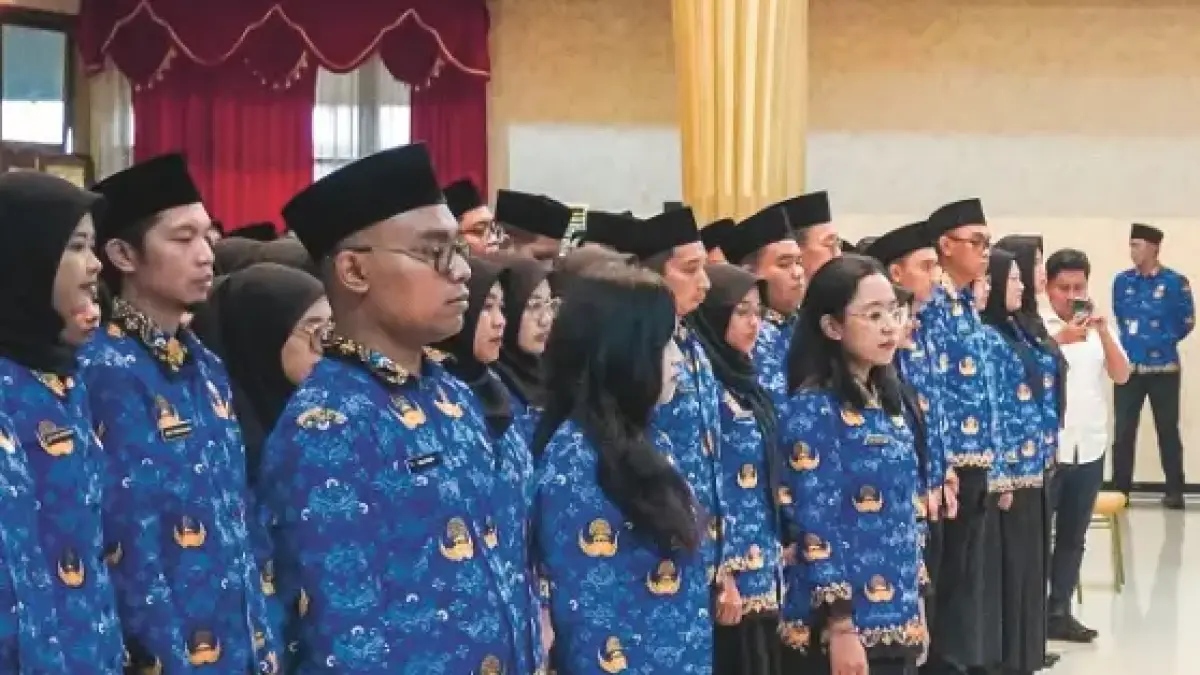 SIAP AMBIL PERAN: Para ASN baru saat dilantik Bupati Gus Fawait, di Pendapa Wahyawibawagraha, Senin (27/4). (MAULANA/RADAR JEMBER)