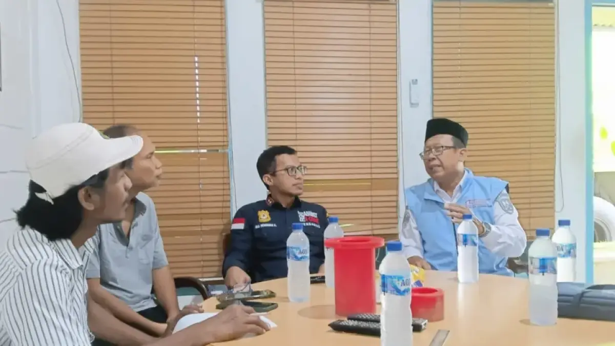 ALI MAHMUDI/RADAR KUDUS
KLARIFIKASI: Kepala DLH Rembang Ika Himawan Affandi berdiskusi bersama Camat Sedan bertemu dengan para pemilik usaha pencucian pasir kuarsa di Karas, Sedan, baru-baru ini.
