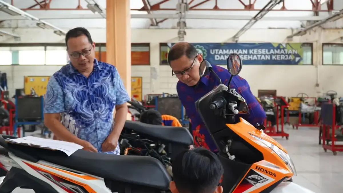 PELAYANAN: Dinas Pendidikan (Dindik) Jatim menggelar layanan servis sepeda motor gratis bagi masyarakat dalam rangka Hari Jadi ke-81 Provinsi Jawa Timur.