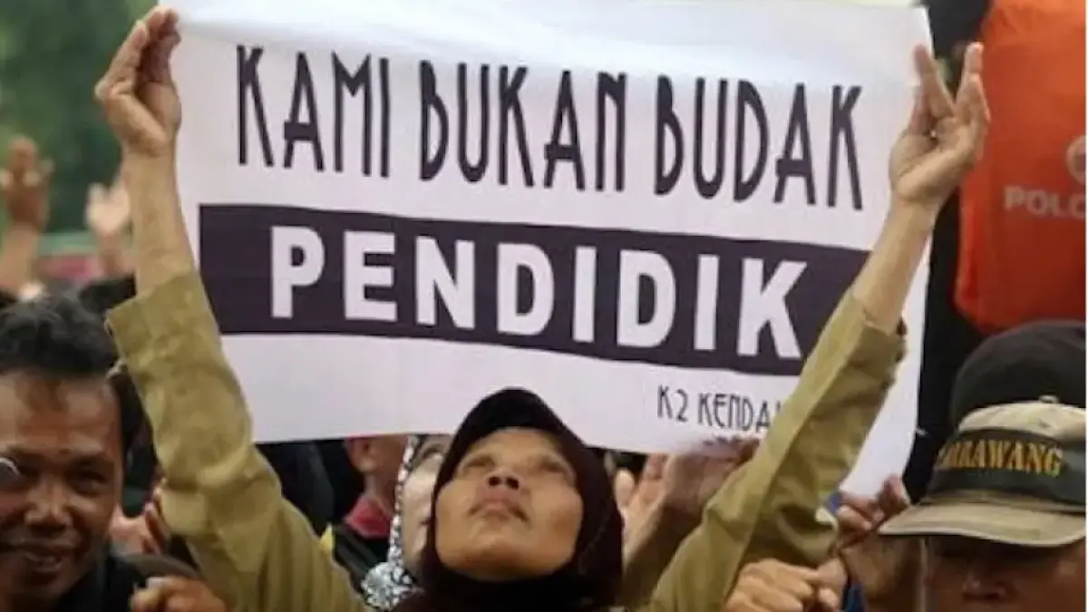 Guru Honorer saat melakukan aksi menuntut perhatian pemerintah soal status dan kesejahteraannya. (Jawapos.com)