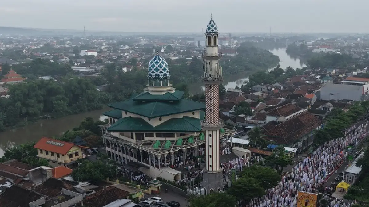 Ilustrasi salat Ied di Masjid Agung Kota Kediri pada 2025 lalu. Tahun ini, waktu perayaan Hari Raya Idul Fitri berpotensi diwarnai perbedaan. 