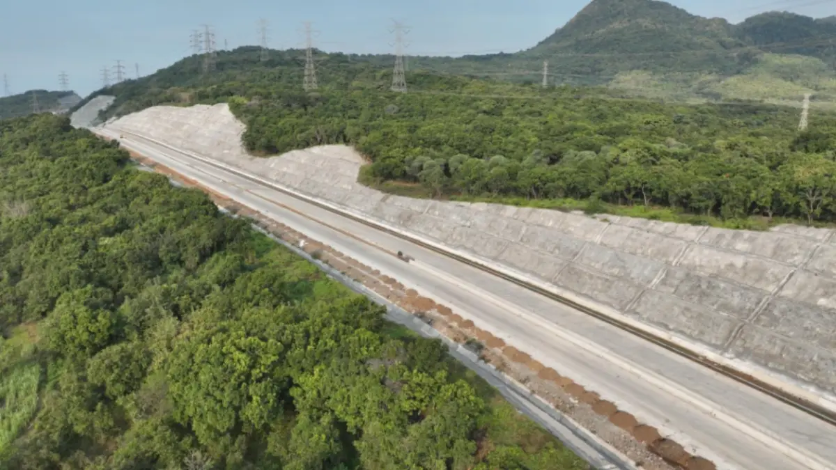 TEMBUS GUNUNG - Jalan tol Probolinggo-Banyuwangi Paket 3 yang menghubungkan Kraksaan-Besuki di Jawa Timur.