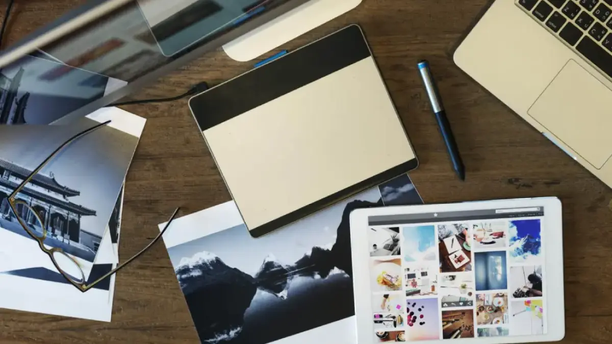 Ilustrasi pemanfaatan perangkat digital untuk menyimpan dan menampilkan karya serta kompetensi dalam bentuk portofolio digital. Foto: magnific