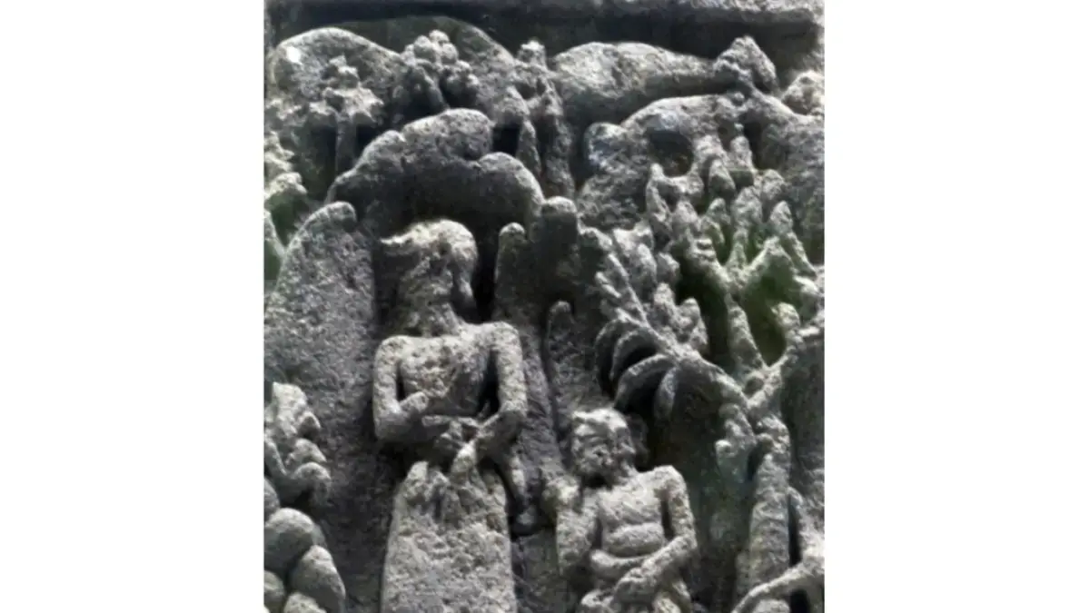 WARISAN SEJARAH: Relief seorang laki-laki bertopi tekes yang diduga sebagai Raden Panji bersama seorang pengiringnya (kadeyan). Relief ini ditemukan di Jawa Timur dan berasal dari abad ke-14 Masehi. (Foto: Museum Nasional Indonesia)