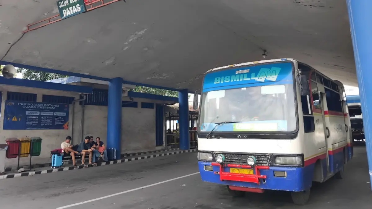 Penumpang menunggu kedatangan bus di Terminal Tamanan Kota Kediri (Diana Yunita)