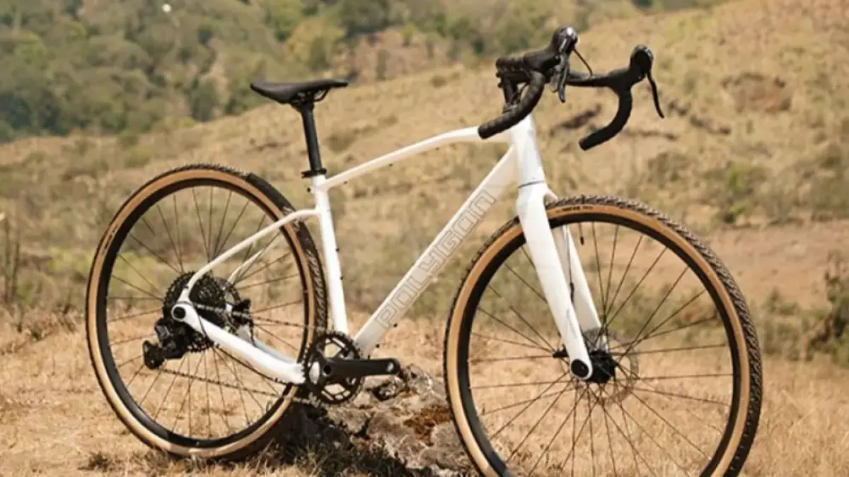 Polygon Tambora G4, gravel ini dirancang untuk berbagai medan, sepeda ini menggunakan kombinasi frame aluminium dan fork karbon.