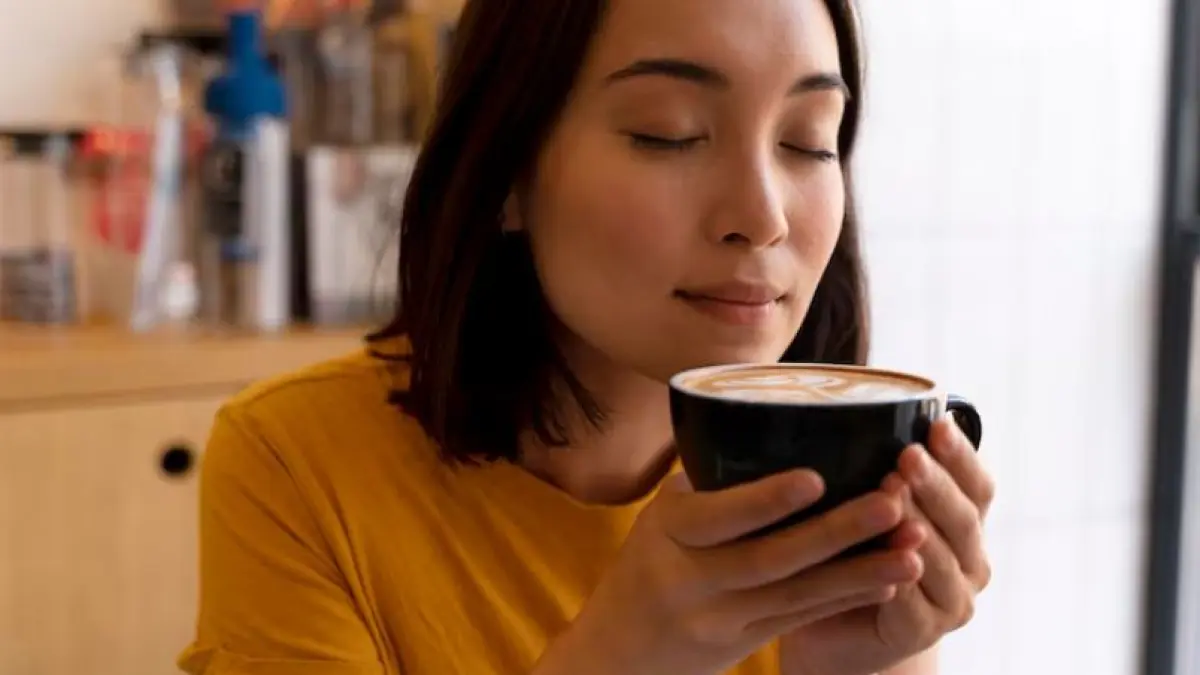 Ilustrasi minum kopi.