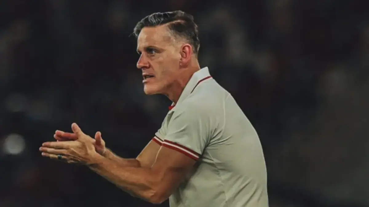 Pelatih Timnas Indonesia John Herdman memberi instruksi di tepi lapangan. (IG TIMNAS INDONESIA)