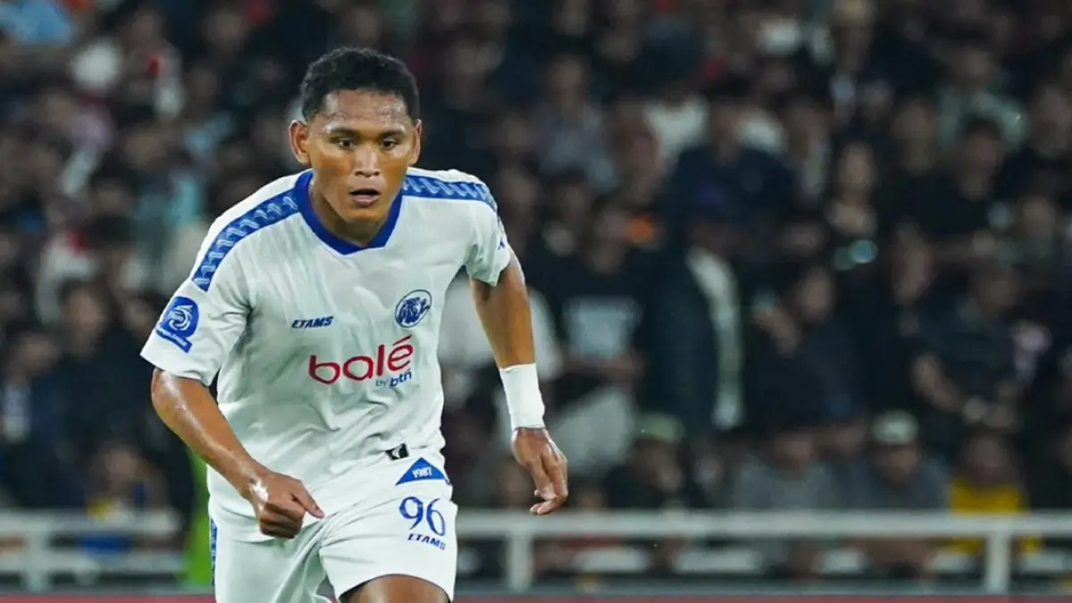 Iksan Lestaluhu hendak mengumpan bola dalam laga Persija vs Arema FC, Minggu (8/2). (MO Arema FC)
