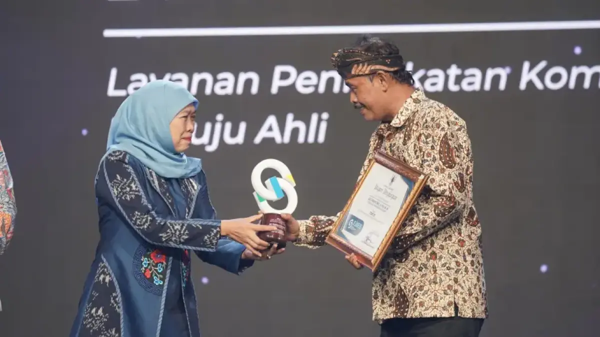 BACK TO BACK: Kacabdin Wilayah Kediri saat menerima penghargaan dari Gubernur Jawa Timur Khofifah Indar Parawansa sebagai 25 Top EJIES 2026. Tahun lalu, Adi juga mendapatkan penghargaan serupa.