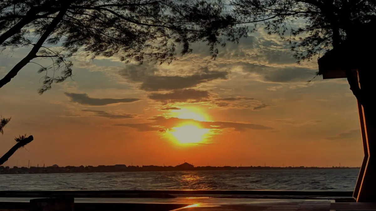 Suasana sunset di Pantai Boom, Tuban. (RADAR TUBAN)