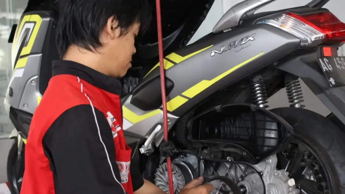 Teknisi melakukan perawatan bagian CVT motor matik. (IG/servismotorpanggilan) 