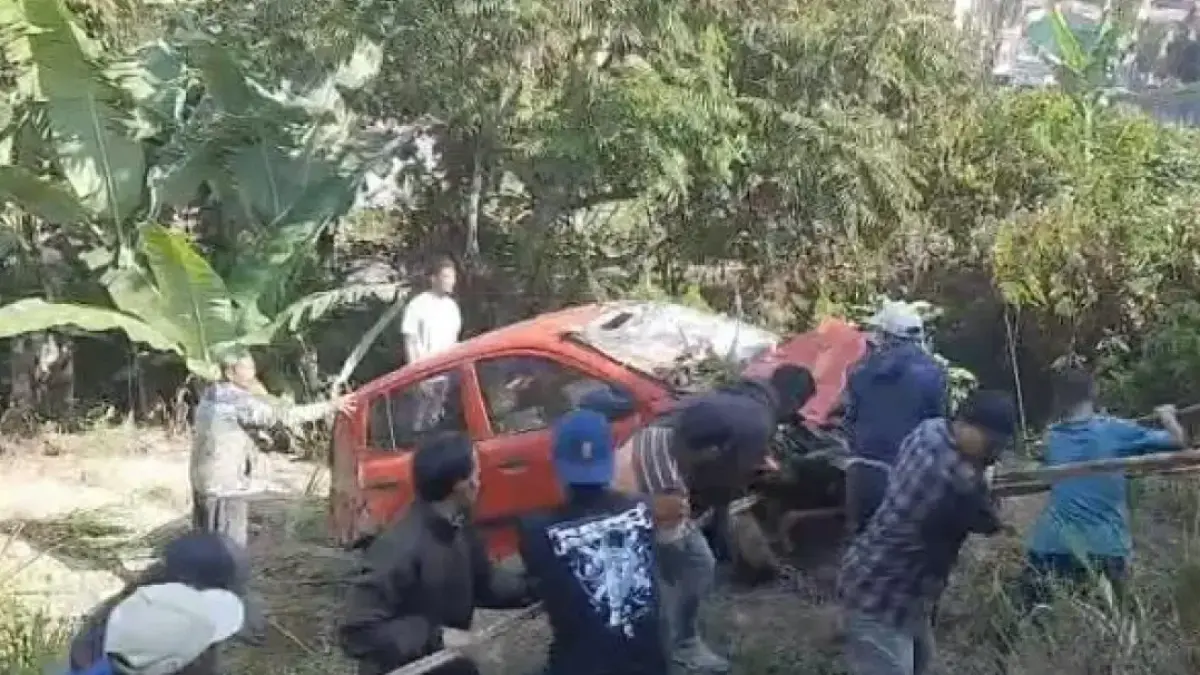 Warga bersama relawan mengevakuasi mobil yang terjun ke jurang di Jalan Tawangmangu-Matesih, Desa Nglebak, Kecamatan Tawangmangu, Karanganyar, Senin (24/8). (Rudi Hartono/Radar Solo)