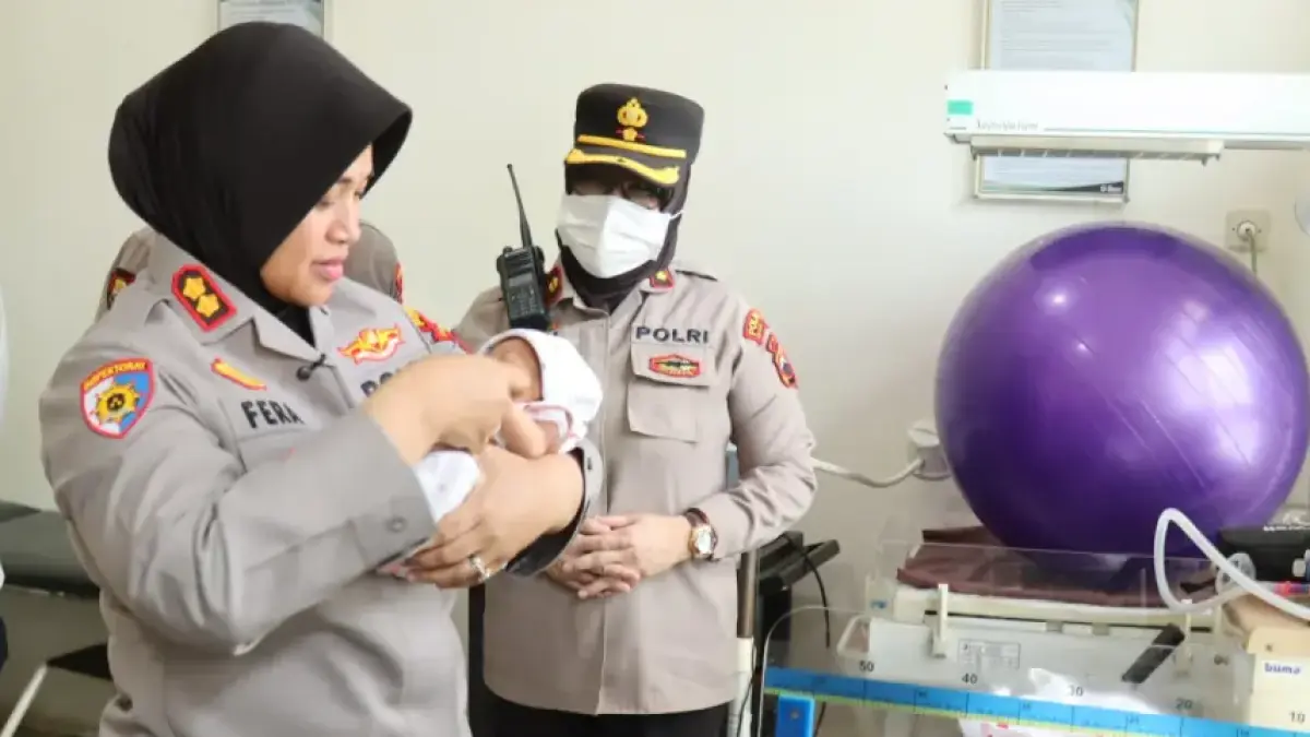 DEKAP HANGAT : Kapolres Pekalongan Kota AKBP Dies Ferra Ningtias saat menengok bayi yang ditinggalkan ortunya, di Puskesmas Sokorejo Pekalongan Timur, Selasa siang (4/8/2026).(IST)