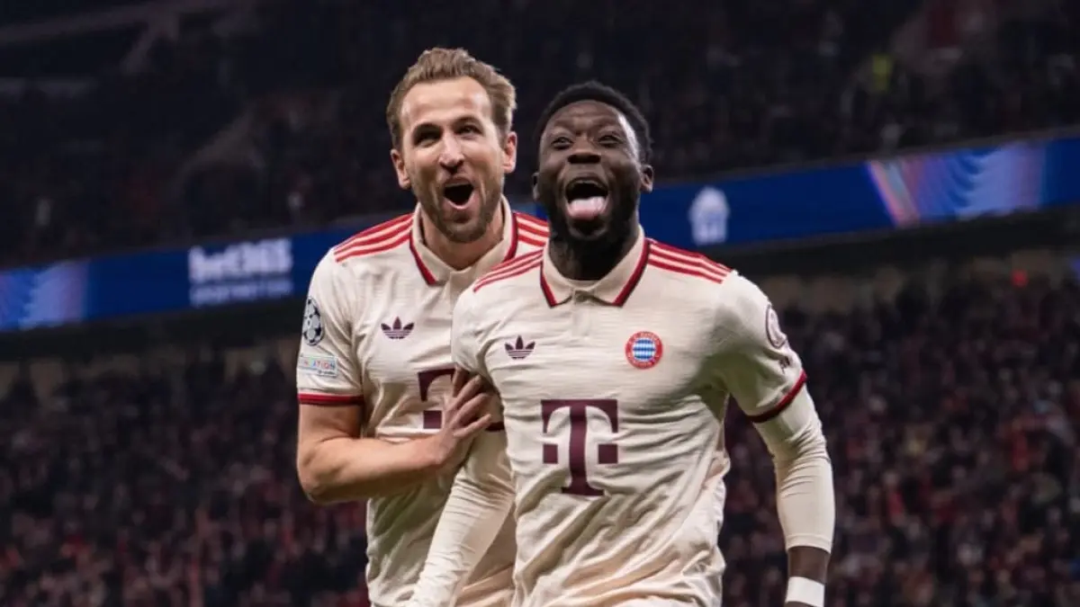 Alphonso Davies dan Harry Kane merayakan gol Bayern Munchen.
