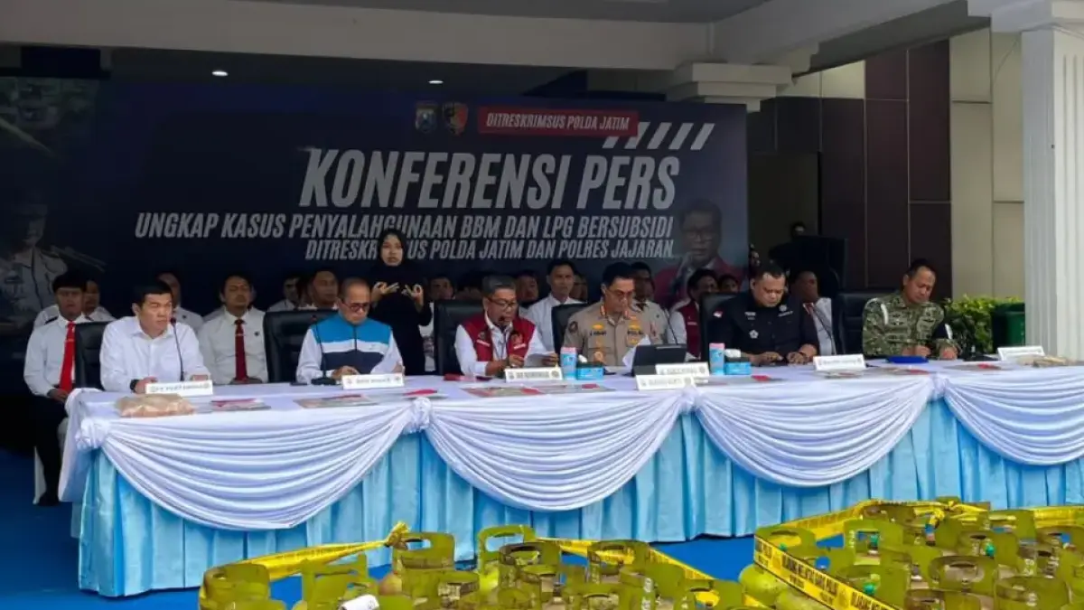 PENGUNGKAPAN: Ditreskrimsus Polda Jatim saat konferensi pers pengungkapan penyalahgunaan BBM dan elpiji bersubsidi. Kegiatan ini dihadiri pula pejabat Pertamina Patra Niaga. (IST/RADAR SURABAYA)
