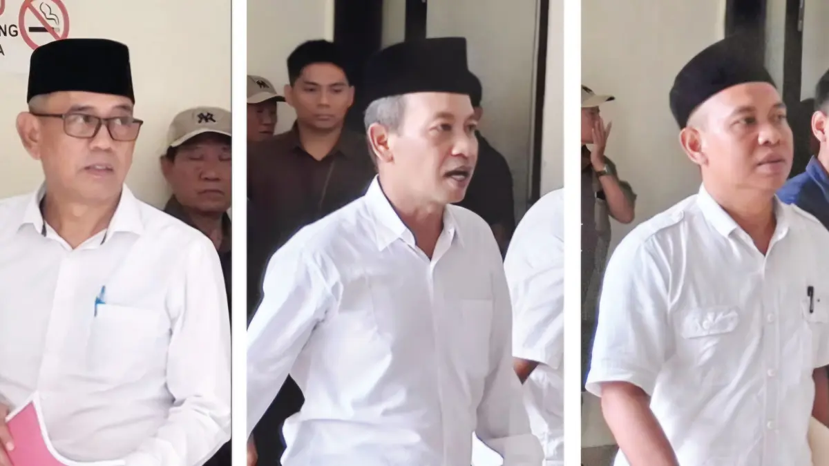 Dari kiri, Kades Kalirong, Tarokan Imam Jamiin; Kades Pojok, Wates, Darwanto; dan Kades Mangunrejo, Ngadiluwih Sutrisno, terdakwa kasus rekayasa rekrutmen perangkat desa di PN Tipikor Surabaya 