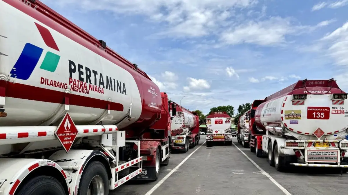 Ilustrasi aktivitas pengisian BBM di SPBU Pertamina wilayah Jawa Timur yang berkontribusi pada peningkatan penerimaan Pajak Bahan Bakar Kendaraan Bermotor (PBBKB).