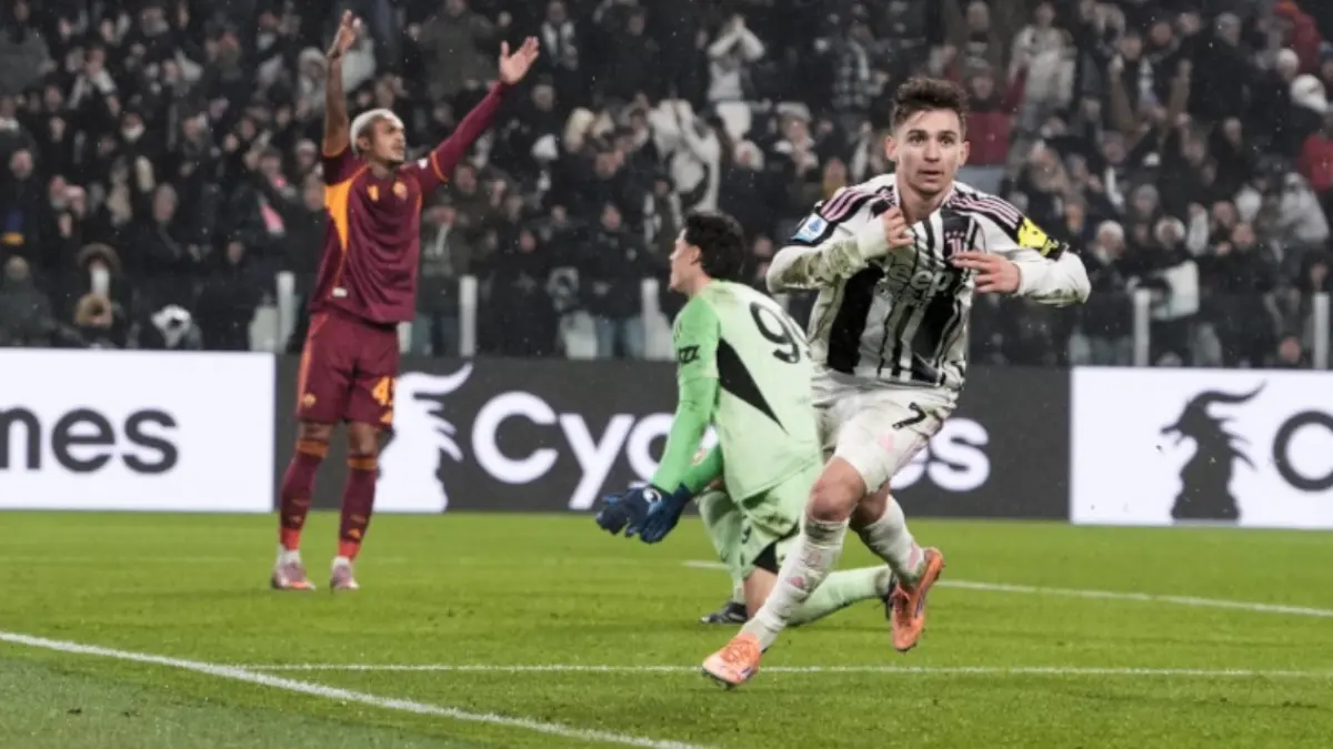 Penyerang andalan Juventus Fransisco Conceicao merayakan gol yang ia cetak ke gawang AS Roma dalam lanjutan Serie A.