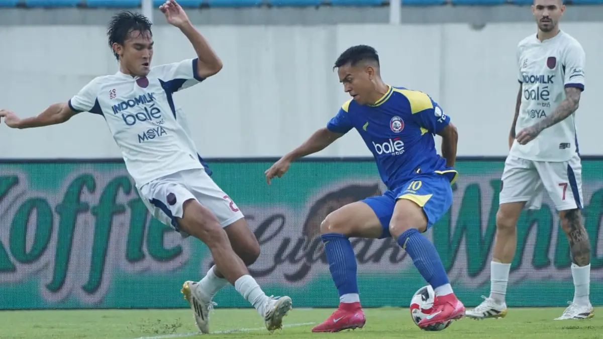 Valdeci Moreira (kanan) berusaha melewati bek tengah Persita Tangerang Zalnandi (kiri) di Stadion Kanjuruhan, Kabupaten Malang, Selasa sore (30/12).