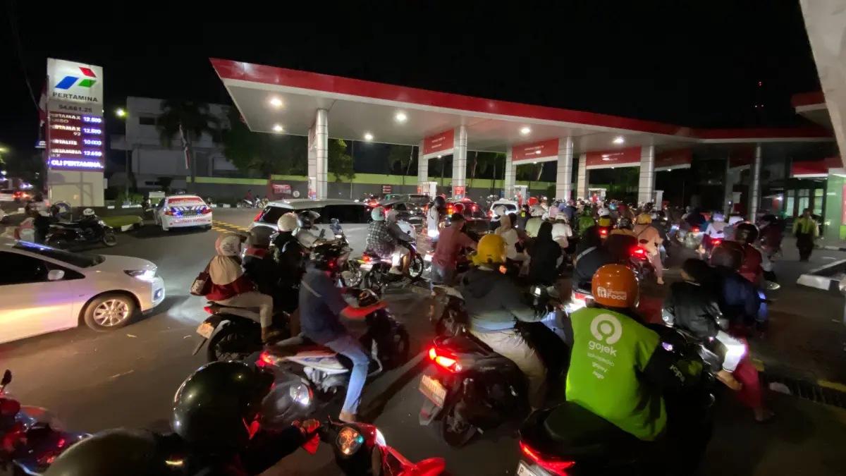 DARURAT BBM: Antrian panjang di SPBU jalan A Yani, Sabtu malam (26/7/2025)