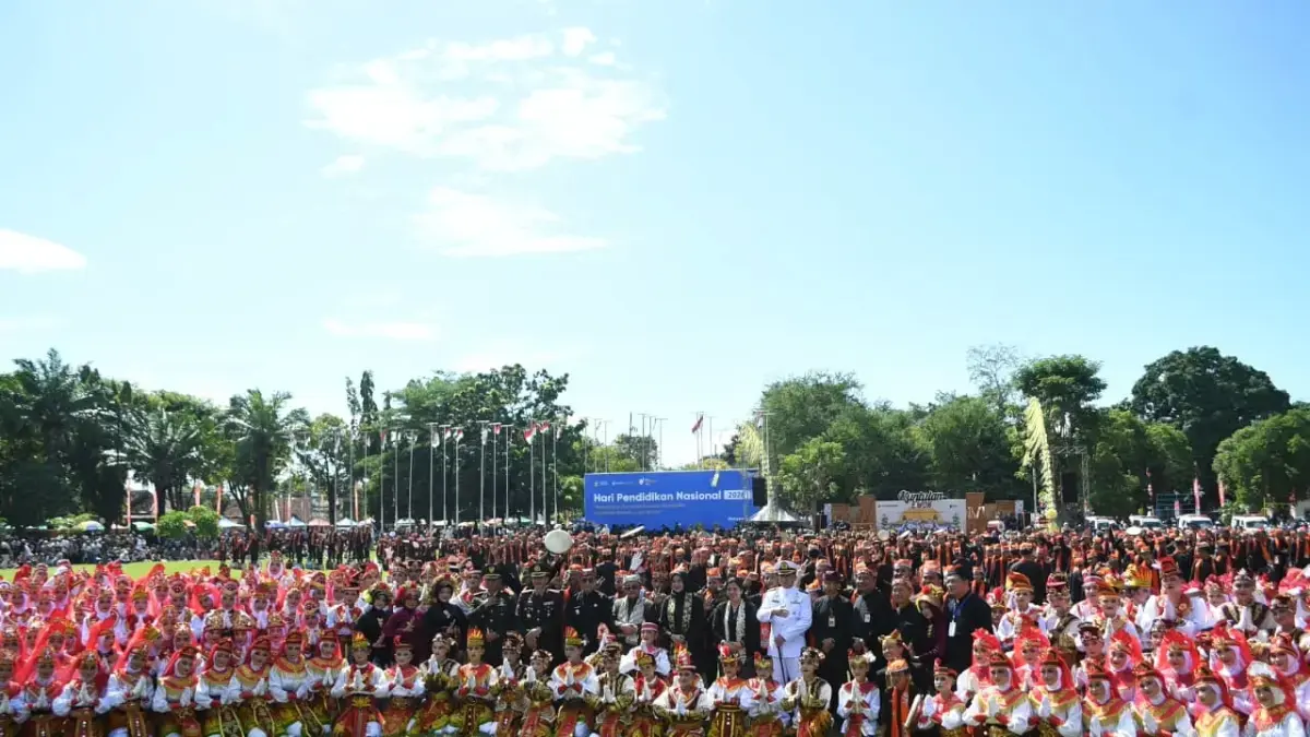 SEMARAK HARDIKNAS: Mendikdasmen tengah berfoto dengan para penari dan beberapa pemangku kepentingan. (Dok. Kemendikdasmen)