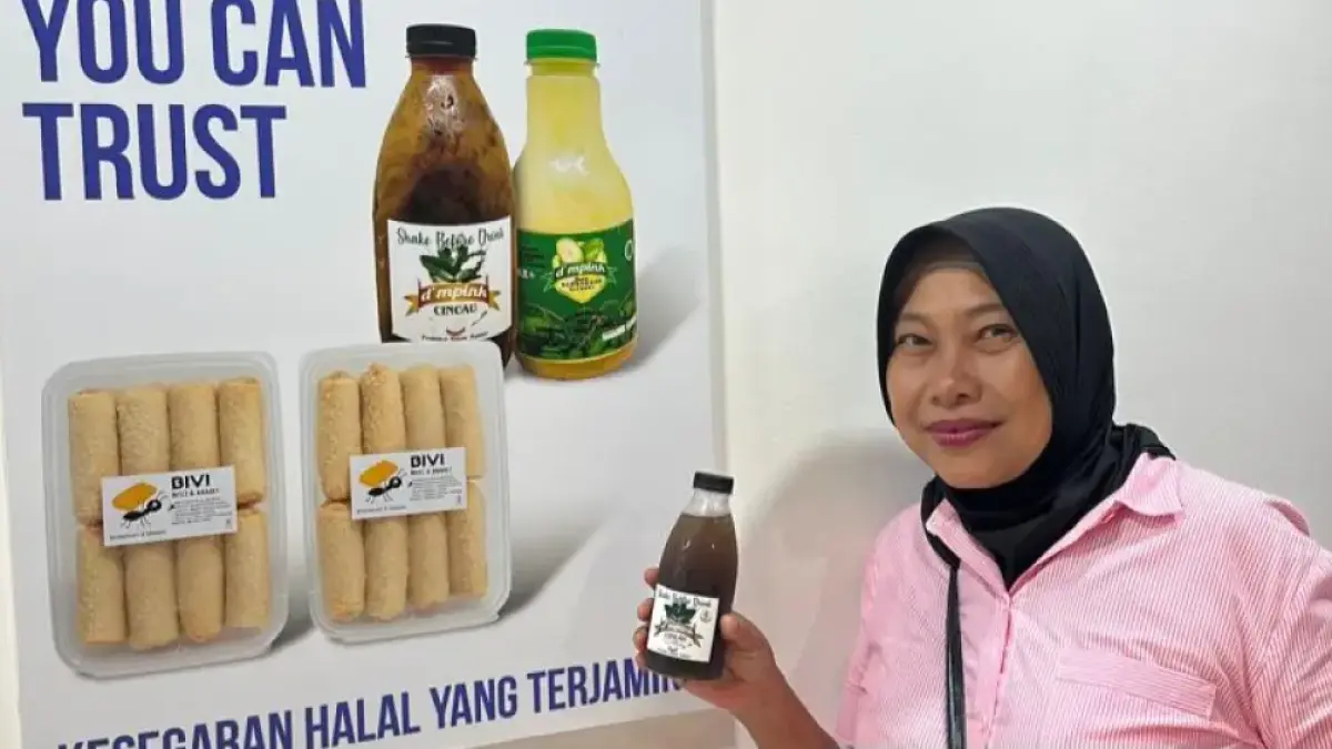 Berbekal modal awal dari program PNM Mekaar, Elvira memulai usaha dari skala kecil dengan aktif mengikuti berbagai bazaar. Ia konsisten memasarkan produknya meski harus menghadapi berbagai tantangan di lapangan.