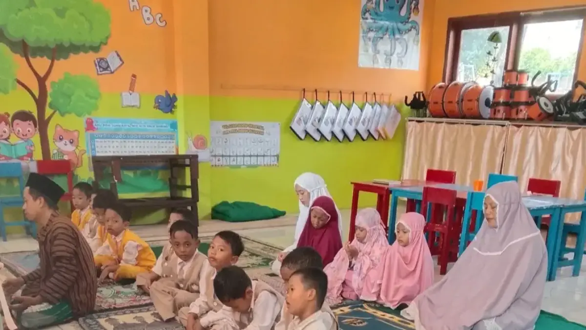 TERBAIK : Kegiatan rutin salat dhuha bersama seluruh siswa dan guru TK Dharma Wanita Persatuan.