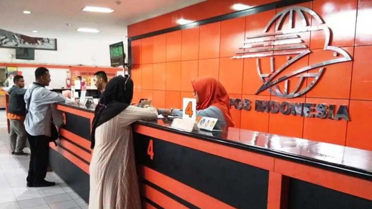 Pengambilan bansos di kantor pos