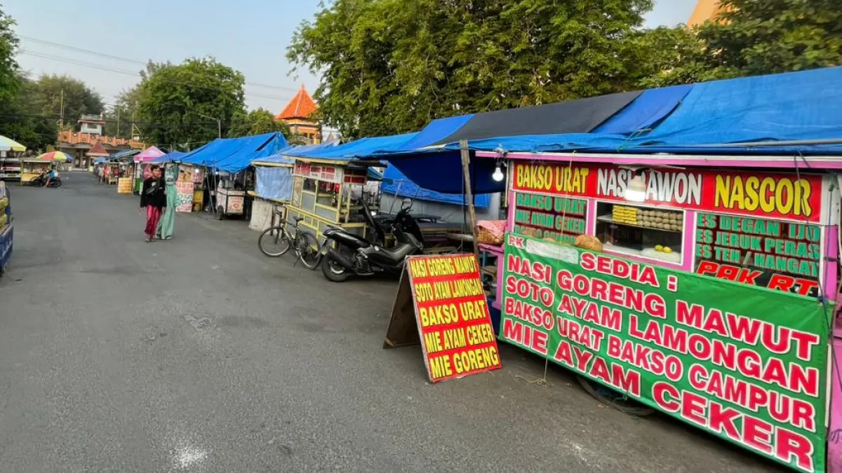 Aktivitas eks PKL Alun-Alun Tuban yang direlokasi di Jalan Yos Sudarso.