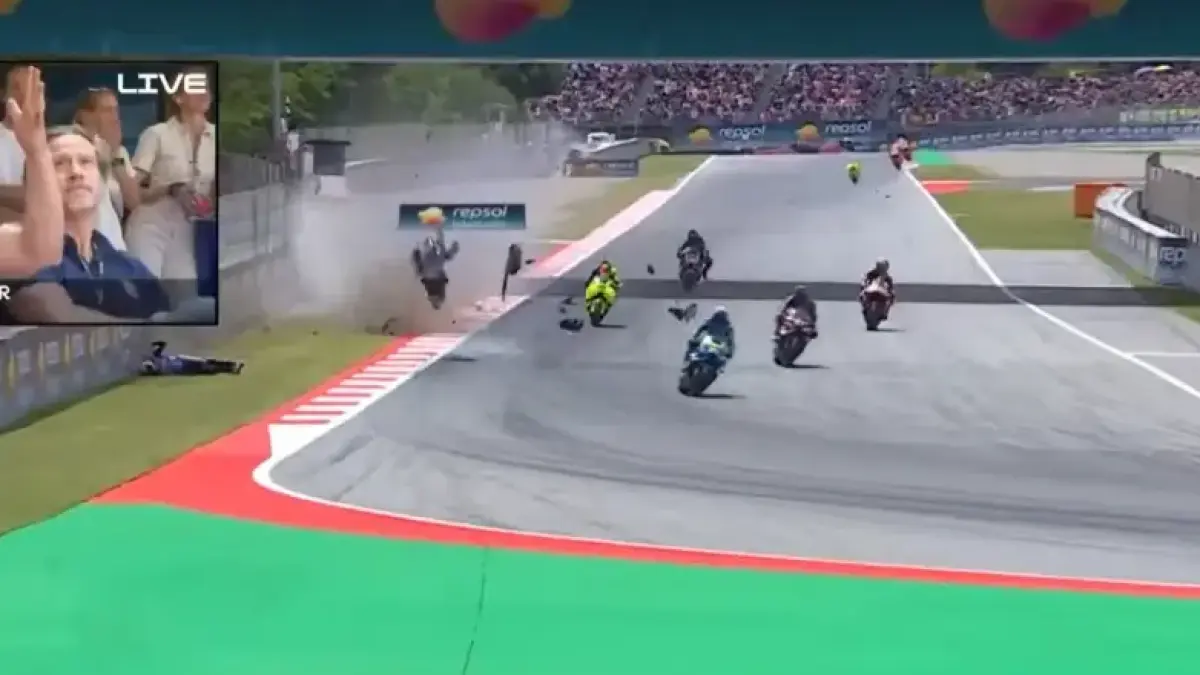 Insiden Alex Marquez mengalami kecelakaan hebat hingga Ducati Desmosedici-nya hancur setelah menabrak motor Pedro Acosta yang tiba-tiba bemasalah di MotoGP Catalunya, Minggu (17/5/2025). (YT/SpoTV)