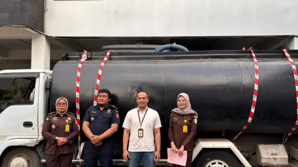 Bea Cukai Semarang dan Kejari Kota Semarang memperlihatkan barang bukti truk tangki air disulap mengangkut rokok ilegal.