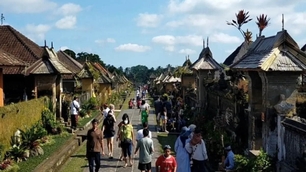 Wisatawan berkunjungan ke Desa Wisata Penglipuran, Bangli. (DOK BALI EXPRESS)