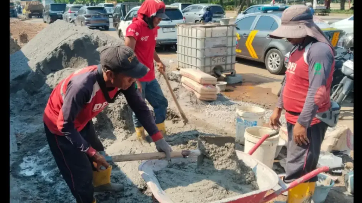Pembersihan saluran gendong di sekeliling Simpang Lima 