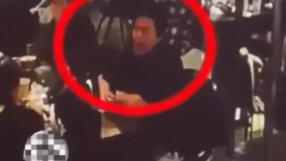 Tangkapan layar di media sosial, seorang perempuan ditendang pria tak dikenal saat mengantre di mal Senayan City. (ist)